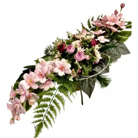   Елегантен аранжиран цветен букет в тежеста кръгла ваза