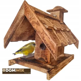    Голяма изгорена дървена хранилка за птици с пълнеж