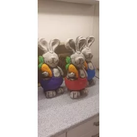    Сива гипсова великденска фигурка на заек